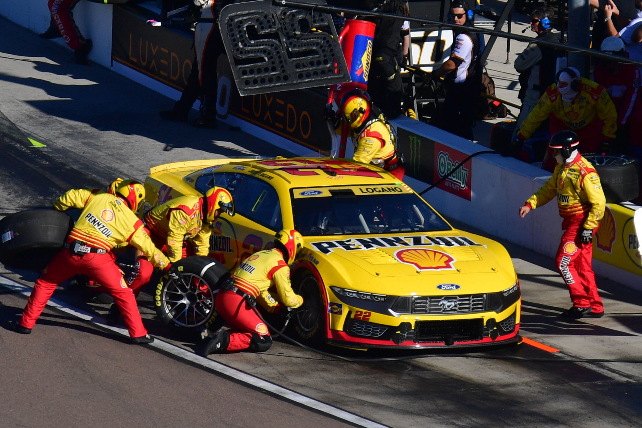 Joey Logano came to the pits for new tires at Phoenix Raceway - Source: Imagn